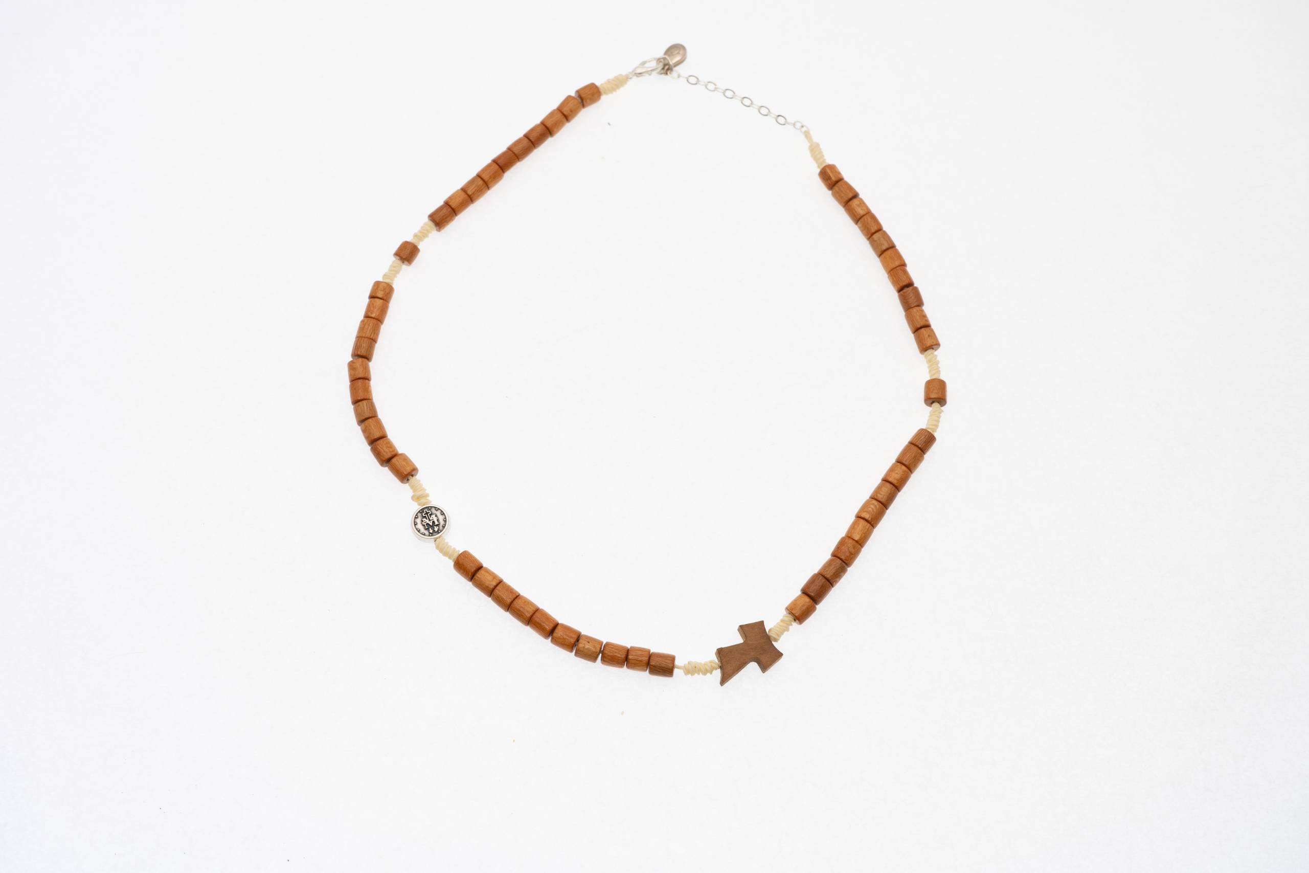 COLLAR ROSARIO MADERA CUERDA CILINDRO CRUZ TAO Y MILAGROSA - Imagen 2
